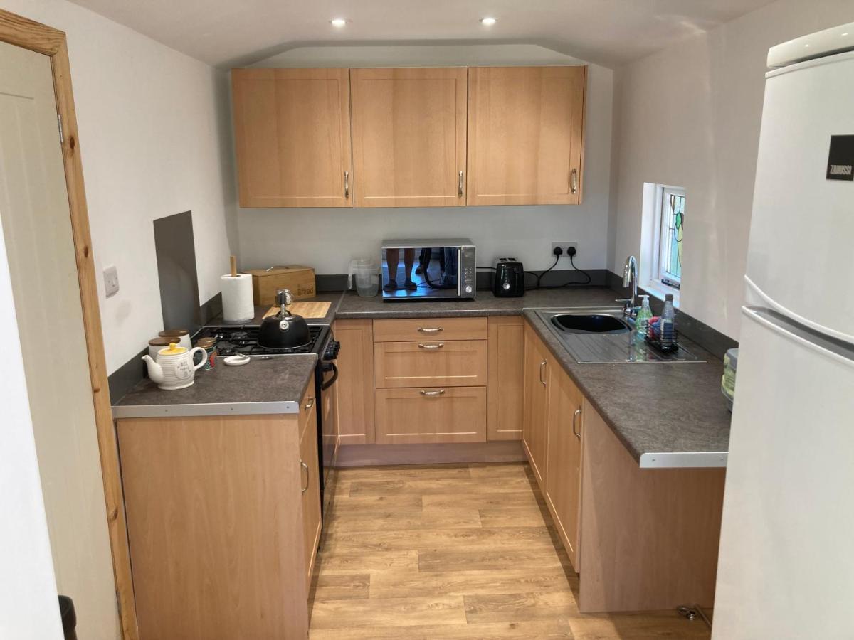 Honey Bee Cabin Llandysul Экстерьер фото