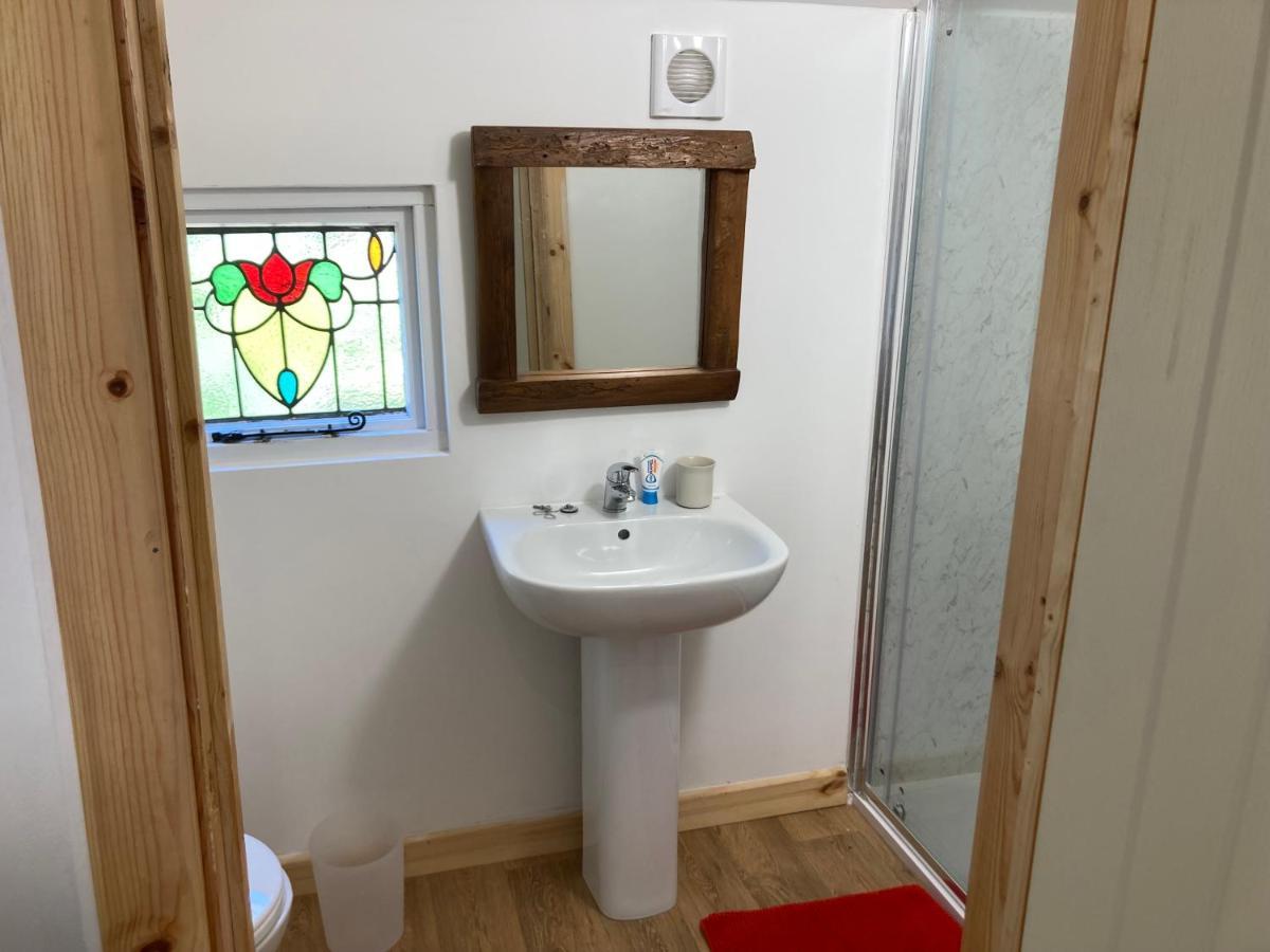 Honey Bee Cabin Llandysul Экстерьер фото